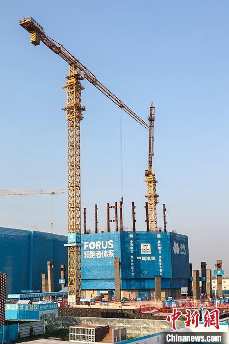 從完成頂層設(shè)計到如火如荼大規(guī)模建設(shè)，六年來，雄安新區(qū)如春天的竹子一般拔節(jié)生長，這座承載千年大計的“未來之城”已雄姿初顯。從“一張白紙”開始著墨，如今的雄安新區(qū)已是濃墨重彩的“山水畫”。<a target='_blank' href='/'>中新社</a>記者近日走訪了雄安新區(qū)多地，從“藍綠金”三色感受這座“未來之城”的巨大變化。圖為7月19日，河北雄安新區(qū)，中國中化總部基地項目施工現(xiàn)場。 <a target='_blank' href='/'>中新社</a>記者 易海菲 攝