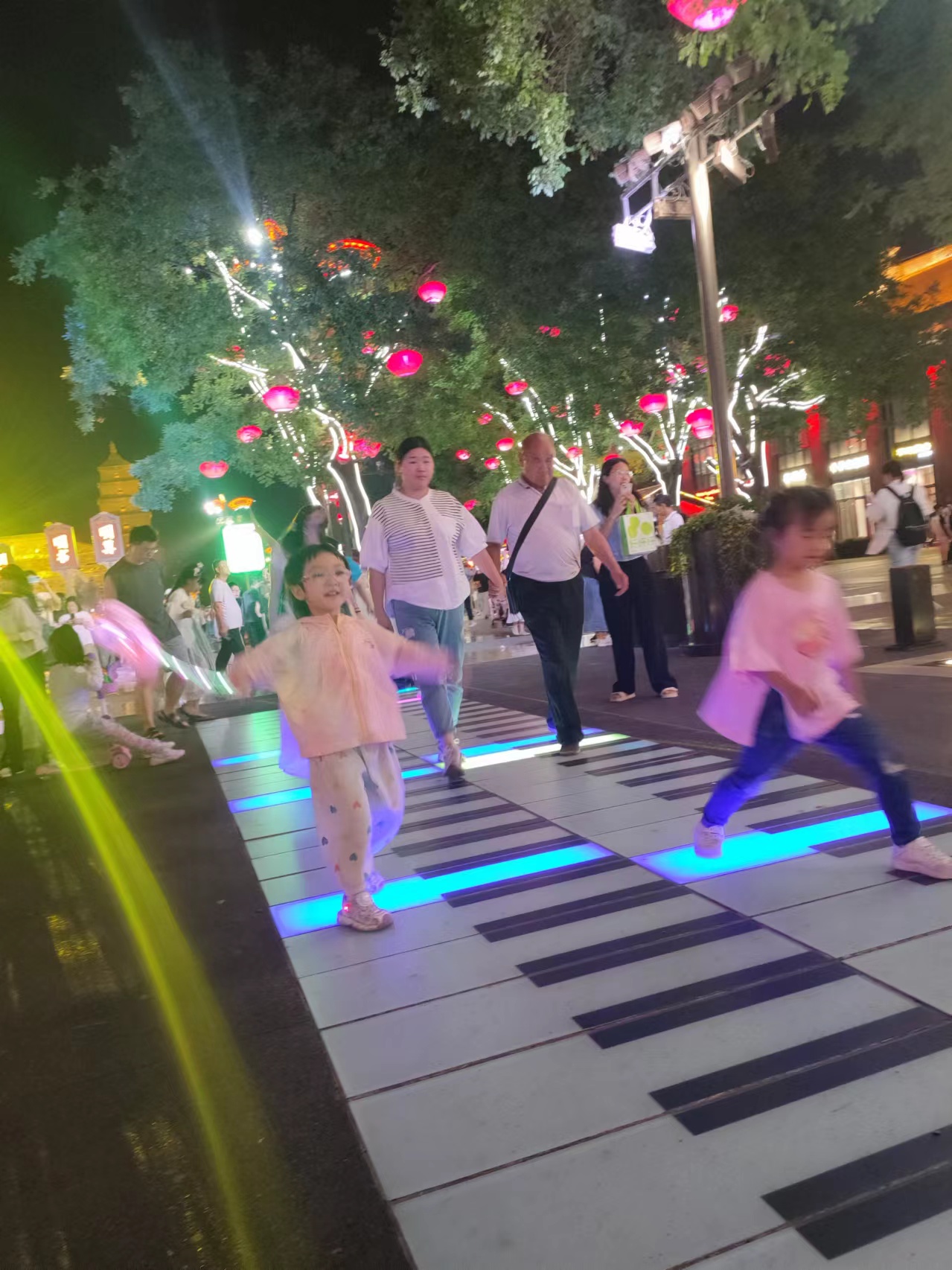 人們?cè)谖靼泊筇撇灰钩遣叫薪稚⒉?。人民網(wǎng)記者 喬業(yè)瓊攝