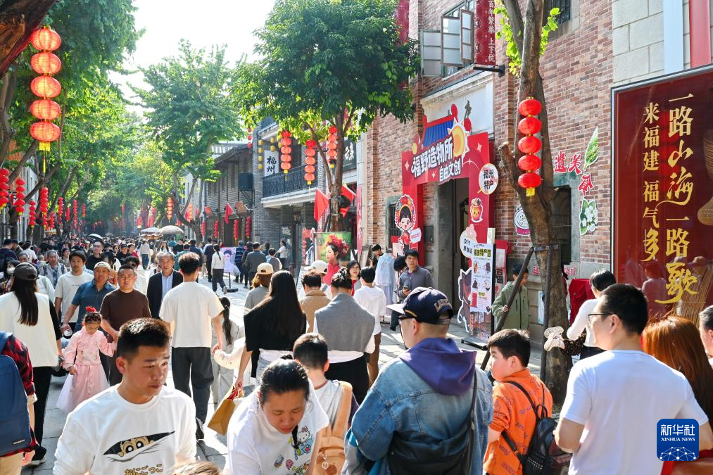 2月22日,市民游客在福州上下杭?xì)v史文化街區(qū)參觀游覽。新華社記者林善傳 攝