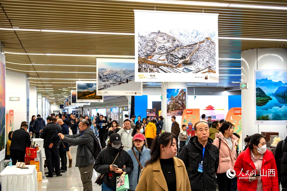 “相約忻州·盡享冬韻”暨“乘地鐵游山西”主題攝影展（忻州）在太原地鐵長風街站啟幕。