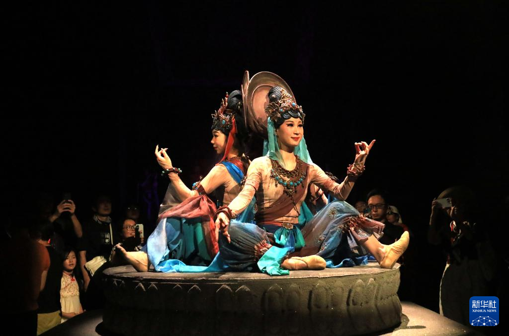 8月5日晚，游客在甘肅省敦煌市觀看大型洞窟式沉浸體驗(yàn)劇《樂動(dòng)敦煌》。 新華社發(fā)（張曉亮 攝）