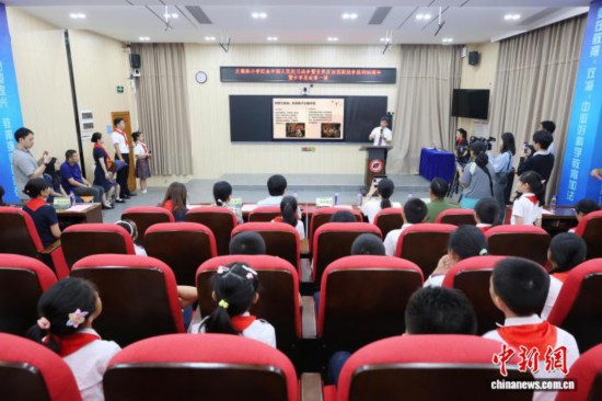 廣州中醫(yī)藥大學(xué)副校長、廣東省中醫(yī)院院長張忠德向?qū)W生講述“抗戰(zhàn)中的中醫(yī)藥”。吳遠(yuǎn)團(tuán) 攝