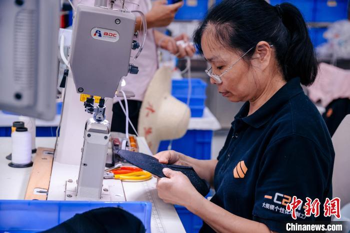 圖為員工在生產線工作?！±钅宪?攝