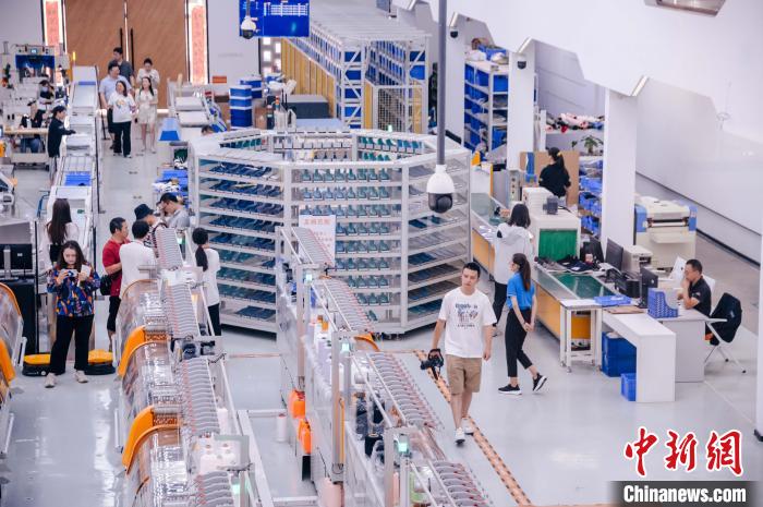 圖為莆田雙馳鞋業(yè)個性化定制示范工廠?！±钅宪?攝