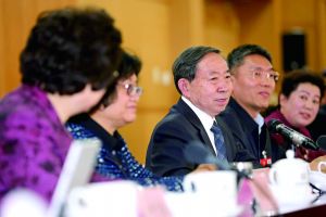 3月8日，全國(guó)政協(xié)舉行教育界別聯(lián)組會(huì)議，教育部部長(zhǎng)袁貴仁右三到會(huì)聽取建議。