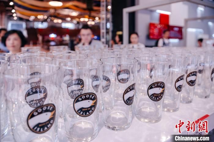 基地內(nèi)，各式啤酒文化周邊產(chǎn)品在出售?！±钅宪?攝