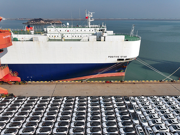 在江蘇省連云港,中國(guó)生產(chǎn)的汽車正加緊裝船出口海外。