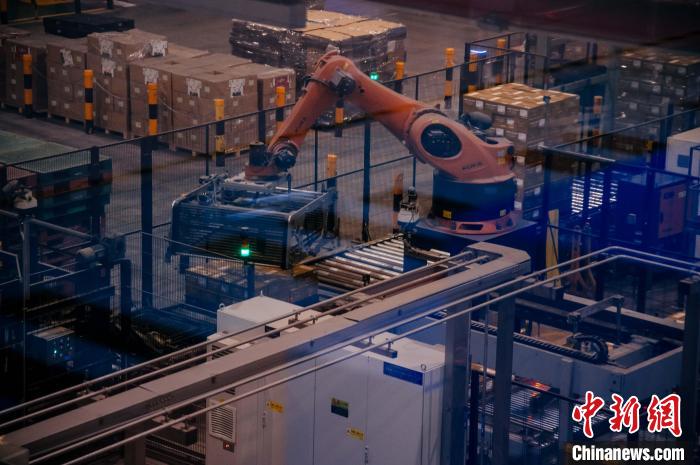 百威雪津啤酒莆田基地釀造幾乎都由自動(dòng)化生產(chǎn)線完成，年產(chǎn)能達(dá)200萬(wàn)噸?！±钅宪?攝