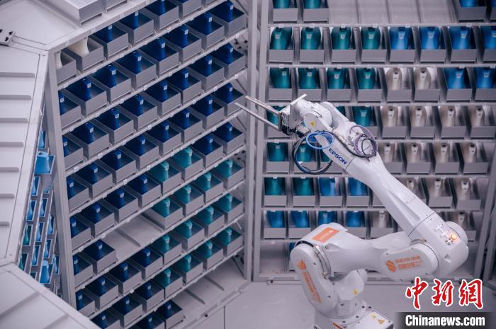 車間里，鞋楦配送機械臂在有序工作?！±钅宪?攝