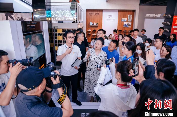 定制示范工廠可從腳型測量儀采集數(shù)據(jù)，按需進行“私人訂制”?！±钅宪?攝