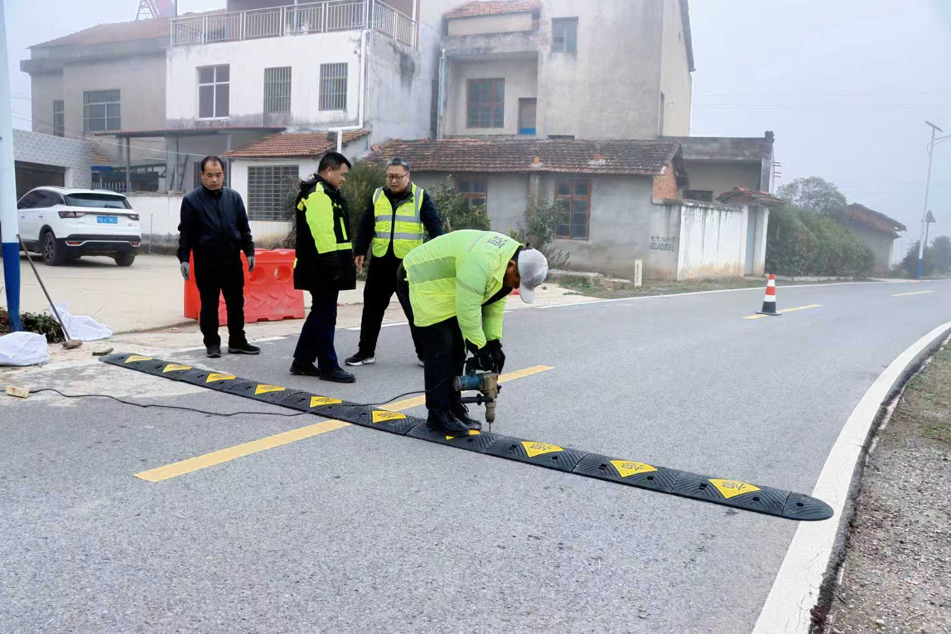 養(yǎng)護(hù)工對(duì)農(nóng)村公路進(jìn)行日常巡查、養(yǎng)護(hù)。受訪方供圖