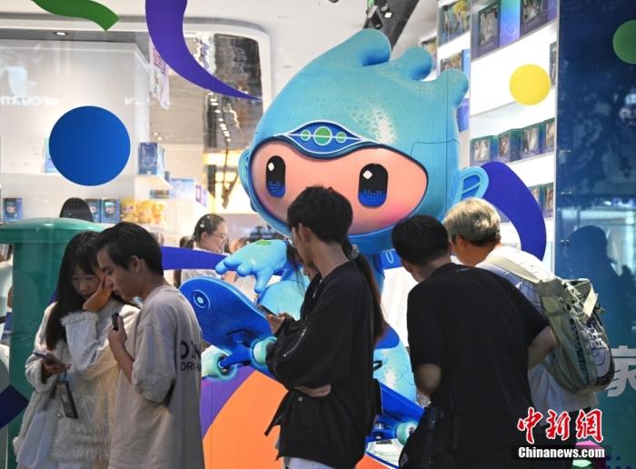 資料圖：9月23日，杭州第19屆亞運(yùn)會(huì)開幕式在浙江杭州奧體中心體育場(chǎng)舉行。圖為游人在亞運(yùn)特許商品店外排隊(duì)購物。<a target='_blank' href='/'>中新社</a>記者 王剛 攝