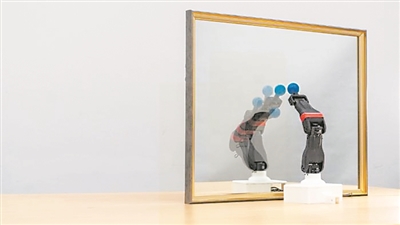 圖為機(jī)器人觀察自己在鏡子中的倒影,學(xué)習(xí)自身的形態(tài)和運(yùn)動(dòng)學(xué),實(shí)現(xiàn)自主模擬。圖片來源:美國(guó)哥倫比亞大學(xué)