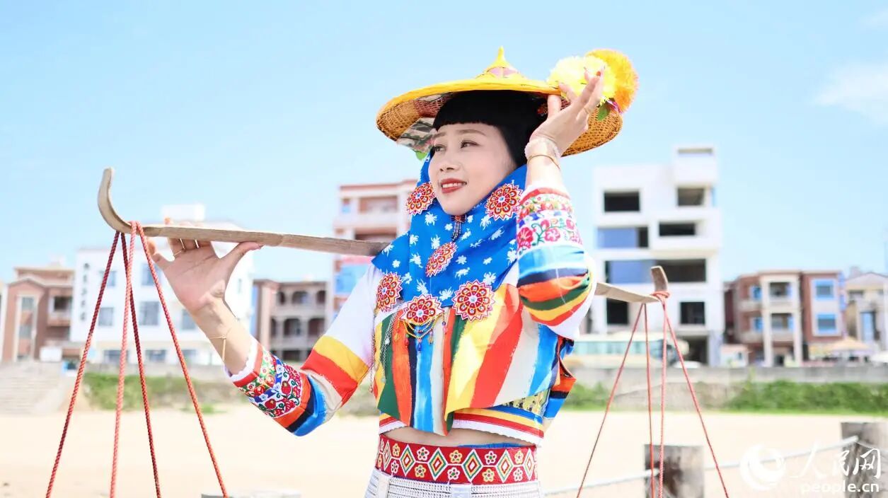 花頭巾包裹，配上寬檐黃斗笠，是惠安女獨特的“防曬套裝”。人民網(wǎng)記者 李昌乾攝