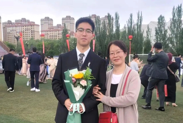 劉傲寒和媽媽合影。北航供圖