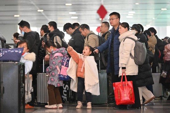 2月3日，家長(zhǎng)帶領(lǐng)小朋友在北京豐臺(tái)站排隊(duì)檢票。新華社記者 宋為偉 攝