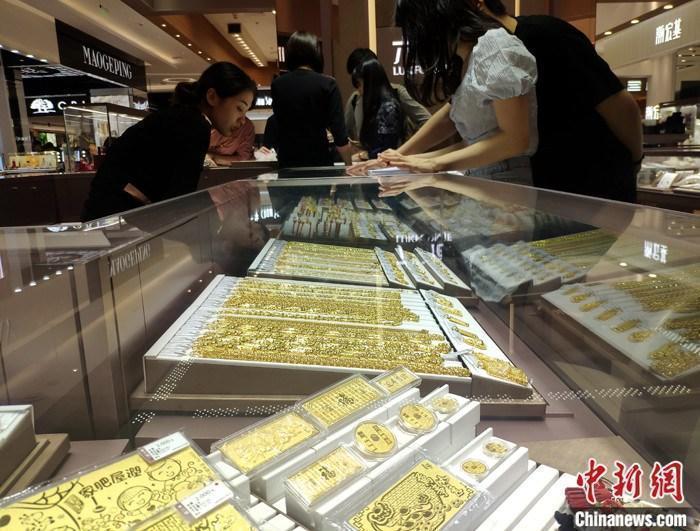 資料圖：民眾在商場購買黃金飾品。 <a target='_blank' href='/'>中新社</a>記者 呂明 攝