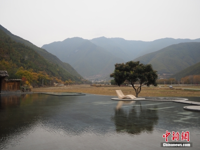 云南迪慶州維西縣塔城鎮(zhèn)啟別村天域塔城酒店，四面被群山環(huán)抱，風(fēng)景宜人。高雅曼 攝