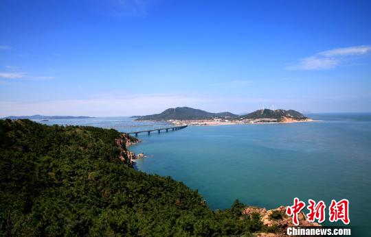 煙臺(tái)環(huán)境優(yōu)美、氣候宜人，遍布的海水浴場(chǎng)、濱海觀光景點(diǎn)為游艇帆船產(chǎn)業(yè)發(fā)展創(chuàng)造了條件。(資料圖) 楊兵 攝