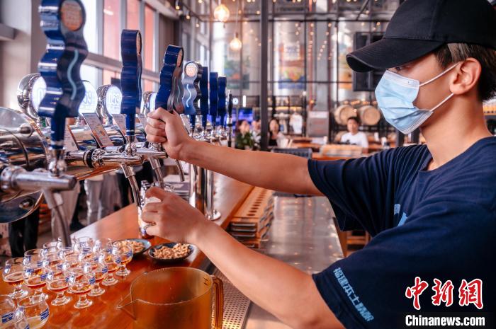 圖為百威雪津啤酒莆田基地工作人員正在打酒。　李南軒 攝